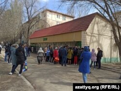 Очередь у супермаркета в Уральске, 15 апреля 2020 года.