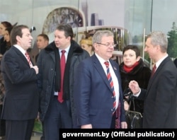 Bogoljub Karic (left), Minsk City Executive Committee Chairman Uladzimer Shorats (second from left), and Dragomir Karic (second from right) attend the opening of the Dana Mall Trade Center in Minsk in January 2017.