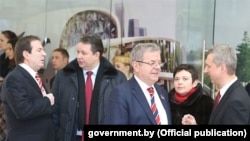 Богољуб Кариќ (лево) и Драгомир Кариќ, присуствува на отворањето на трговскиот центар Дана Мол во Минск, 27 јануари 2017 година