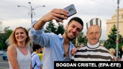 Roșia Today - Astăzi, fără Livache liber, asistăm la o dramă. Dăncilă ne-a epuizat și pofta de râs amar, Tăriceanu are carisma unui contabil prăfuit, Iohannis e incapabil să preia din atribuțiile de personaj politic ale lui Dragnea.