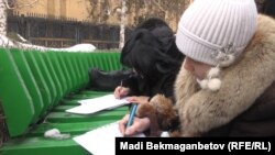 Ұлттық банк алдында арыз толтырып жатқан коммерциялық банк борышкерлері. Алматы, 19 ақпан 2014 жыл.