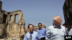 Thomas Hammarberg (right) inspects bombed-out buildings in the South Ossetia capital of Tskhinvali.