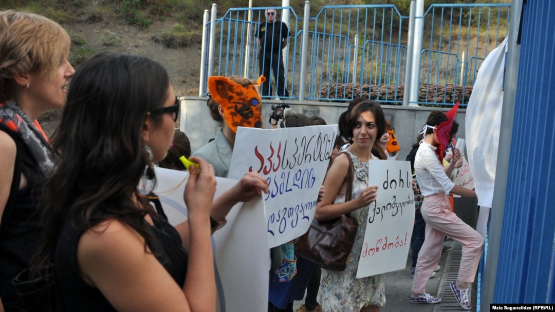 Әйелі жыланды сорып жатыр