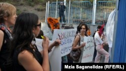 Участники акции протеста против проверки невест на девственность. Тбилиси, 30 июля 2013 года.