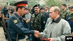 Путін нагороджує дагестанського військового на російській базі у Дагестані. 27 серпня 1999 року