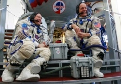 Космонавт Олег Артемьев и астронавт Ричард Арнольд, экипаж 55–56-й миссии к МКС