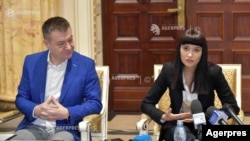 Irina Rimes și ministrul Culturii Bogdan Gheorghiu