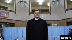 (архівна фотографія) Віктор Янукович на виборчій дільниці, січень 2010 року