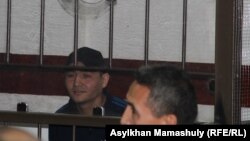 Обвиняемый в совершении кровопролитных атак на здания полиции и КНБ Руслан Кулекбаев на скамье подсудимых в ожидании оглашения приговора. Алматы, 2 ноября 2016 года.