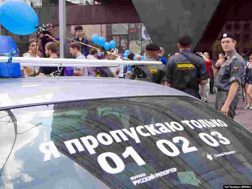 В Москве состоялся автопробег общества "Синих ведерок", посвященный 75-летию ГИБДД