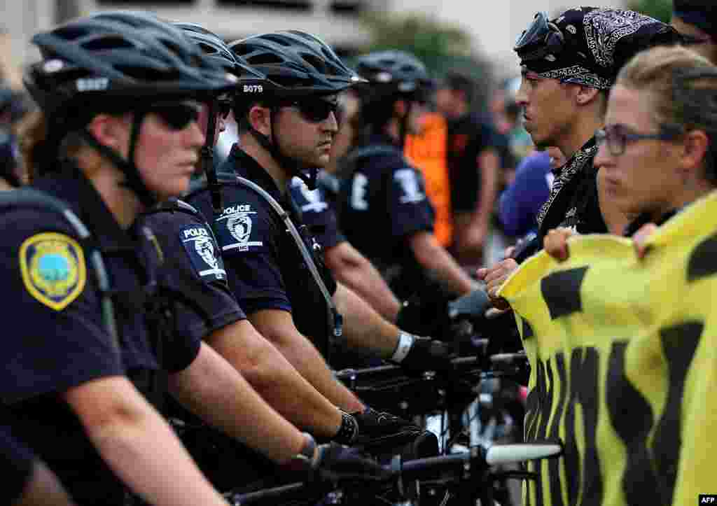 Участники протестов в Шарлотте лицом к лицу с полицией, 4 сентября 2012 года.