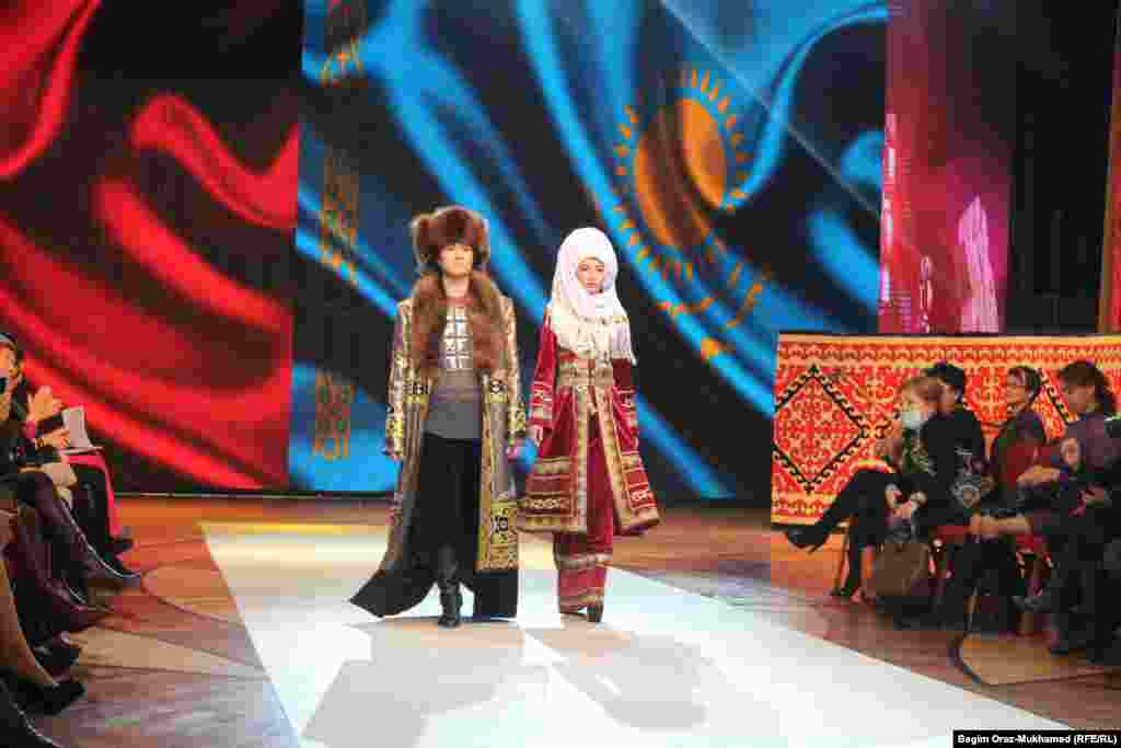 Модели демонстрируют казахскую национальную одежду в образе Касым-хана и Биби-ханым.