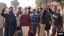 د هند له زندانونو خوشې کړل شوی پاکستاني بنديان خپل هېواد ته په رسېدو خوشالي کوي ـ انځور له ارشيفه