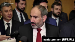 Nikol Pashinian aprelin 8-də Ermənistan Milli Məclisində jurnalistlər üçün brifinq keçirib