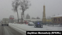 Частный автомобиль со спецсигналами, стоящий вдоль трассы рядом с торговым центром "Ушконыр". Алматинская область, декабрь 2015 года.