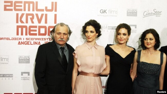 Rade Šerbedžija, Zana Marjanović, Anđelina Džoli i Vanesa Glođo (Premijera filma "U zemlji krvi i meda", Sarajevo, 14. februar 2012.)