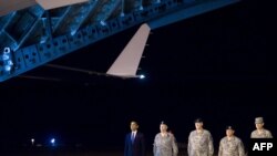 Президент Барак Обама під час церемонії перенесення останків 18 американських військовослужбовців загиблих в Афганістані. База ВПС США Довер, 29 жовтня 2009р. 