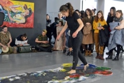 Автор нескольких коллажей, представленных на выставке, Дария Темирхан во время исполнения своего перформанса «Нурлы жол».