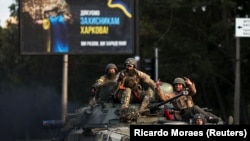 گروهی از سربازان اوکراینی سوار بر ماشین محاربوی در شهر خارکیف 
