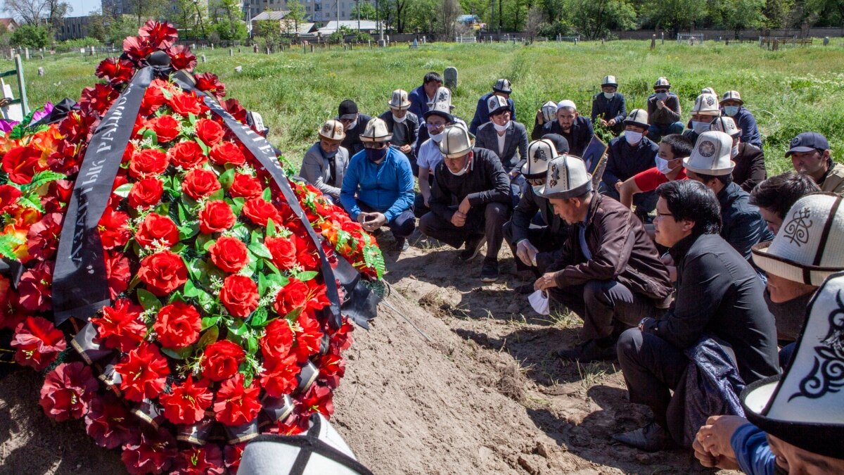 День государственного траура. Погребение в Кыргызстане. Траурный день Кыргызстан. Мусульманские венки на похороны.