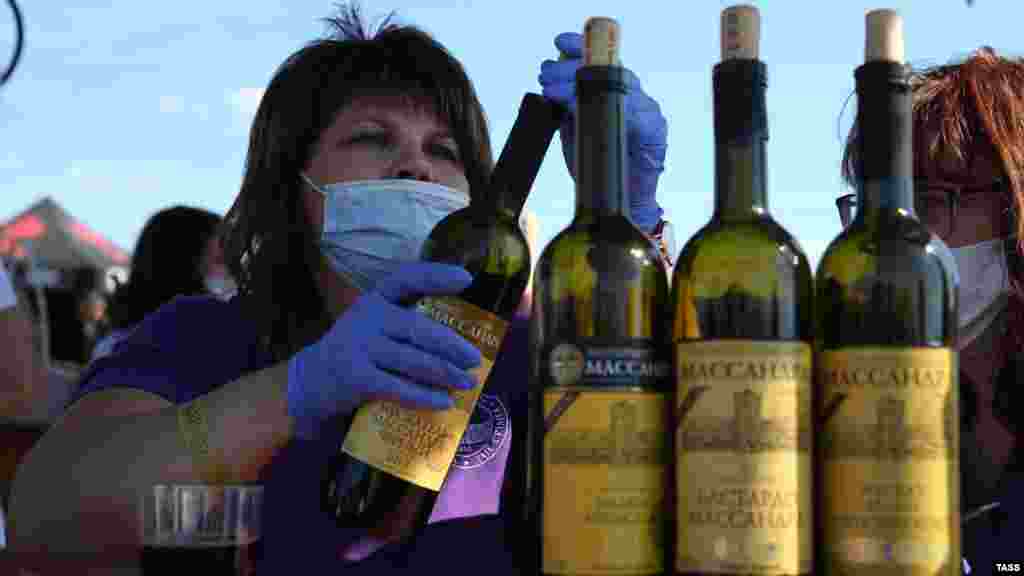 Гостям фестиваля предлагали продегустировать вина, как винодельческих предприятий, так и частных хозяйств