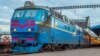 Электровоз на украинской железной дороге (архивный снимок)