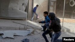 Жардыруудан качып бараткан адамдар. Сирия