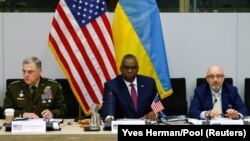 Mark Milley amerikai tábornok, egyesített vezérkari főnök, Lloyd Austin amerikai védelmi miniszter és Olekszij Reznyikov ukrán védelmi miniszter az ukrán védelmi csoport ülésén Brüsszelben 2022. június 15-én