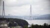 Изглед от моста, който минава през залива Златен рог в далекоизточното руско пристанище Владивосток, на 4 септември 2019 г., преди Източния икономически форум, чийто домакин е Русия.