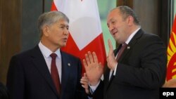 Kyrgyz President Almazbek Atambaev (left) speaks with his Georgian counterpart Giorgi Margvelashvili in Tbilisi on October 13. 