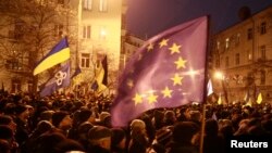 Kiev - Protestuesit kanë kaluar edhe një natë në të ftohtë para ndërtesës qeveritare, në kërkim të dorëheqjes së qeverisë, 4 dhjetor 2013