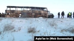 Сгоревший пассажирский автобус на трассе в Иргизском районе Актюбинской области. 18 января 2018 года.