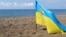 Флаг Украины на побережье Крыма. Иллюстративное фото