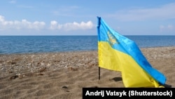 Прапор України на кримському узбережжі
