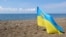 Флаг Украины на побережье Крыма. Иллюстративное фото