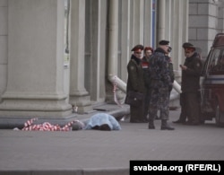 Цела загінулага каля аднаго з выхадаў мэтро, 11 красавіка 2011 году