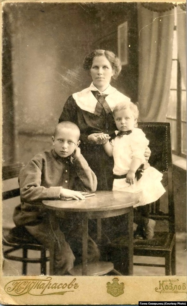 Insieme alla madre e alla sorella minore Yevgenia durante il periodo di rifugiato nella città di Kozlov (Michurinsk)