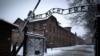 La intrarea în fostul lagăr de concentrare de la Auschwitz, Polonia