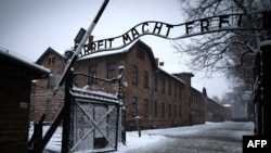 La intrarea în fostul lagăr de concentrare de la Auschwitz, Polonia