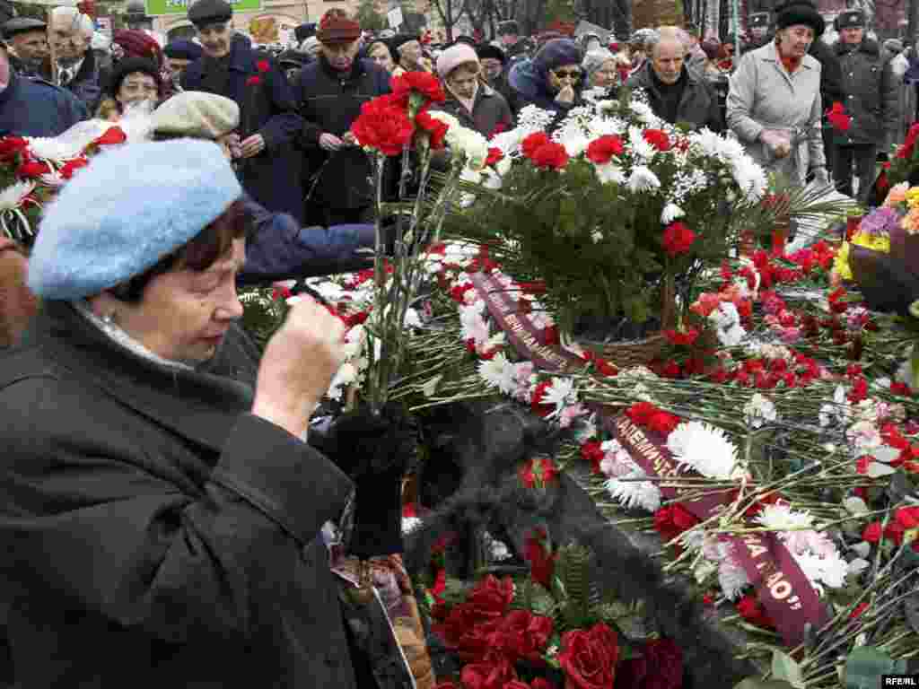 Траурный митинг у Соловецкого камня на Лубянке в день политзаключенного.