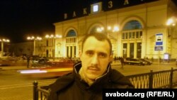 Павал Севярынец на вакзале ў Віцебску