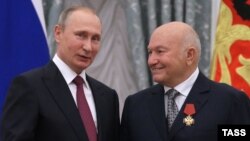 Президент Росії Володимир Путін та колишній мер Москви Юрій Лужков (зліва направо). Москва, 22 вересня 2016 року