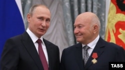 Президент России Владимир Путин (слева) беседует с бывшим мэром Москвы Юрием Лужковым после его награждения в Кремле, Москва, 22 сентября 2016 года
