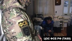 ФСБ "Украина жсосулари"ни қидирибгина қолмай, қримтатарларнинг уйларида ҳам тинтувлар ўтказмоқда. 2020 йил 16 мартда олинган сурат.