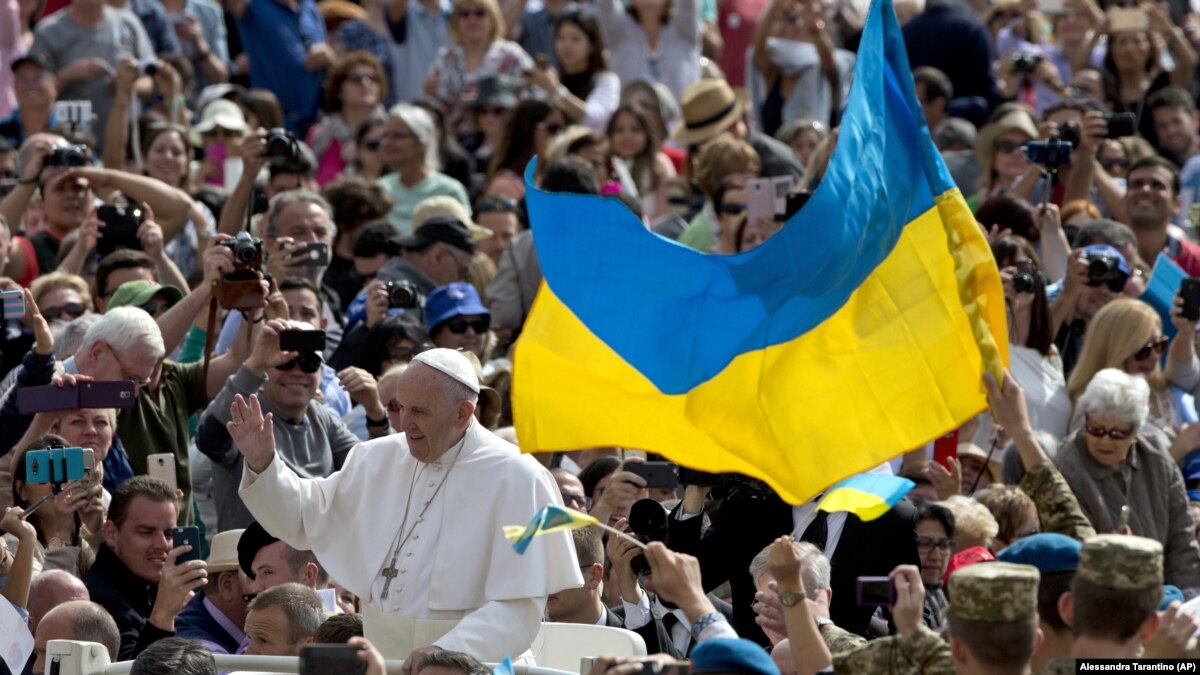 Папа римский украина белый флаг. Папа Римский с флагом Украины. Папа Римский с украинским флагом. Папа Римский и украинские жены. Девушка Украинка возле папы Римского.