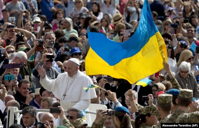Папа Римський Франциск і українські військові на площі Святого Петра у Ватикані, 25 травня 2016 року