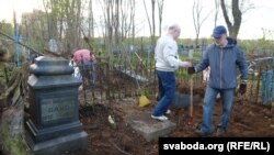 Адкапалі нагроб’е прадстаўніка роду Бако магілёўскія гісторыкі Алесь Агееў (справа) ды Ігар Пушкін (зьлева).