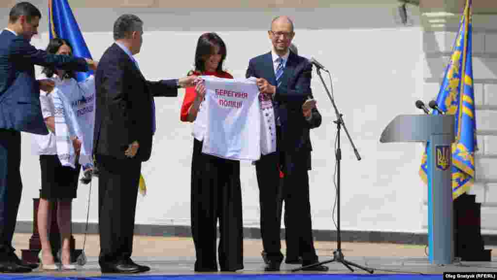 Первый заместитель министра внутренних дел Эка Згуладзе получает символический подарок