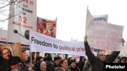 Armenia -- Opposition supporters demonstrate during a visit to Yerevan by Thomas Hammarberg, the Council of Europe's commissioner for human rights, 18Jan2011.