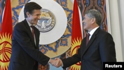 Kyrgyz President Almazbek Atambaev (right) meets with U.S. Assistant Secretary of State for South and Central Asia Robert Blake in Bishkek on January 16.